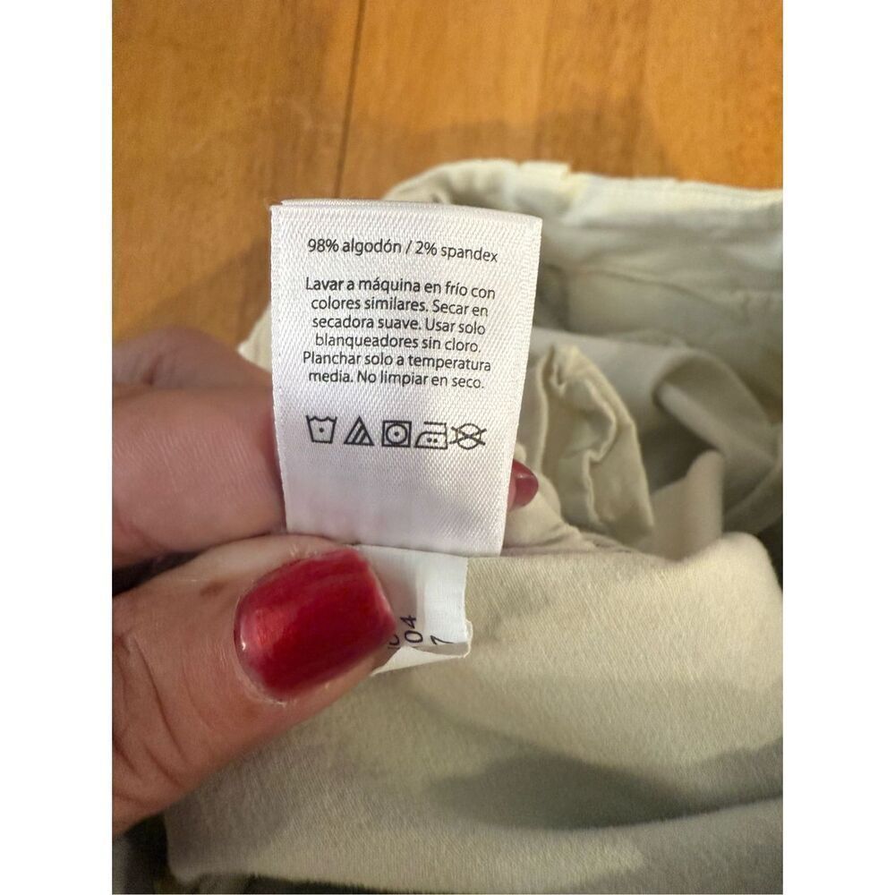 Vineyard Vines womens Beige Bermuda Shorts SZ 00 - Picture 9 of 9